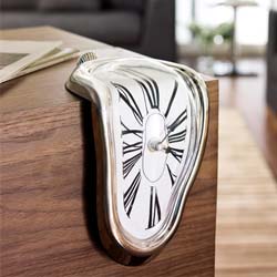 Melting Clock van Dali, deze smeltende klok is een aanwist voor je  interieur.